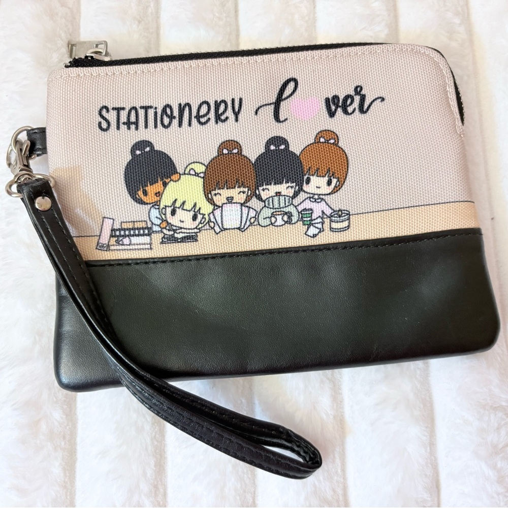 Stationery Lover Black and Cream Wristlet van stickie